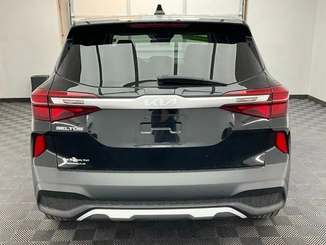 Used 2022 Black Kia LX image 18