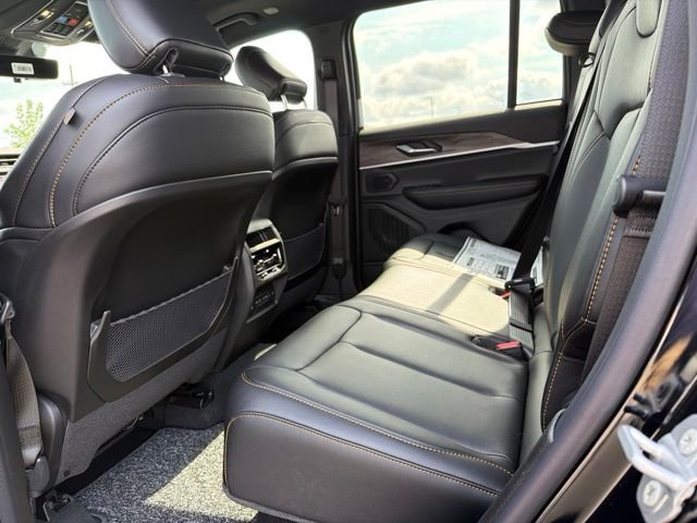 New 2026 Diamond Black Crystal Pearl-Coat Exterior Paint Jeep  image 7