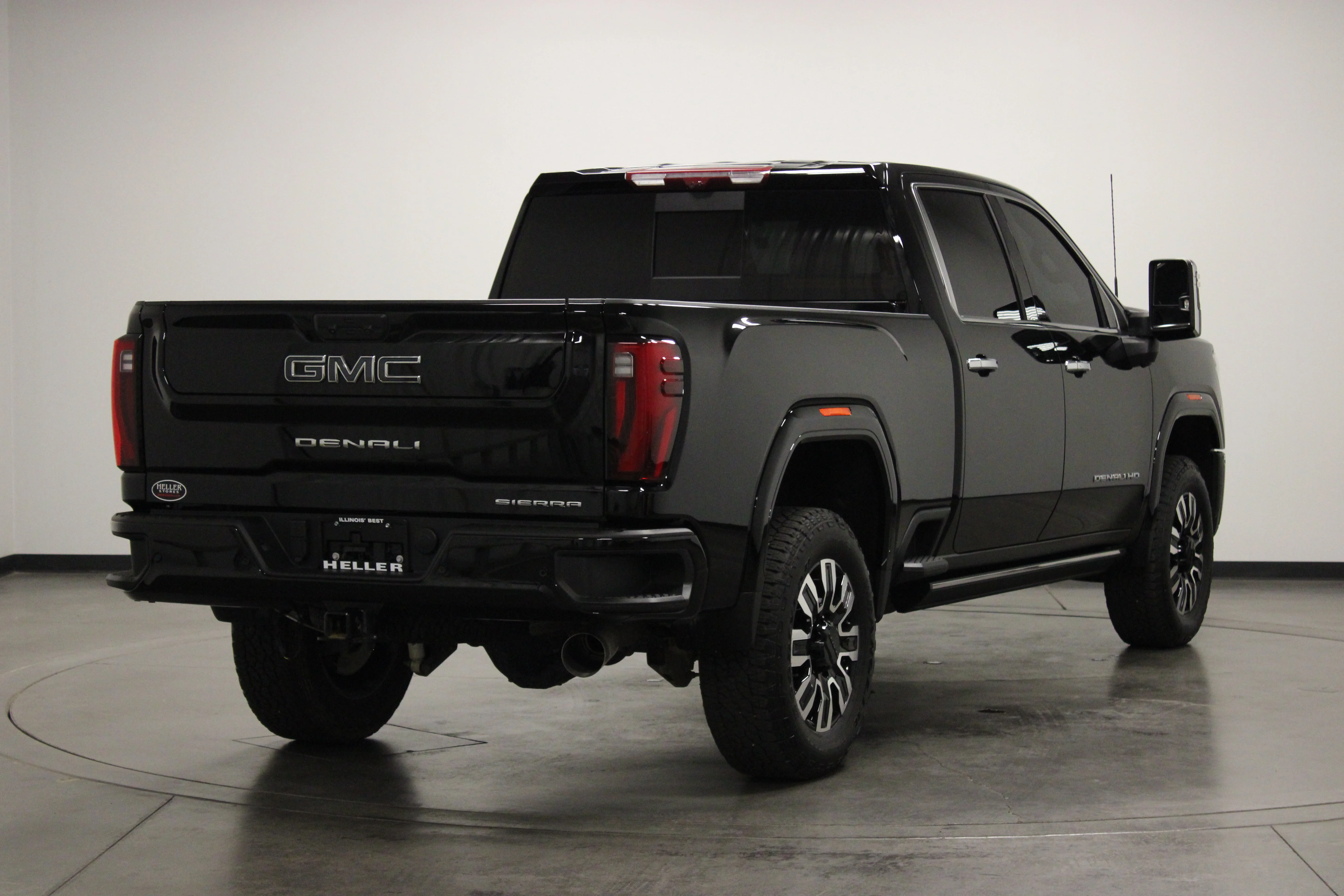 Used 2025 Onyx Black GMC Denali Ultimate image 8