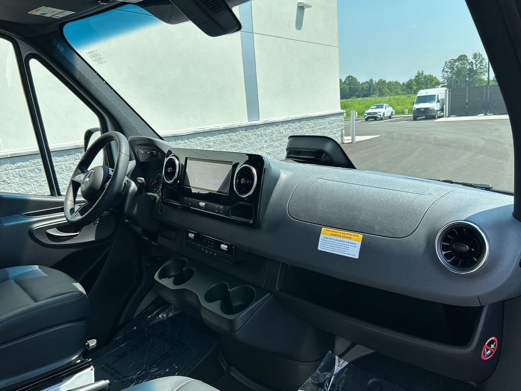 New 2026 Arctic+White Mercedes-Benz Cargo 144 WB image 26