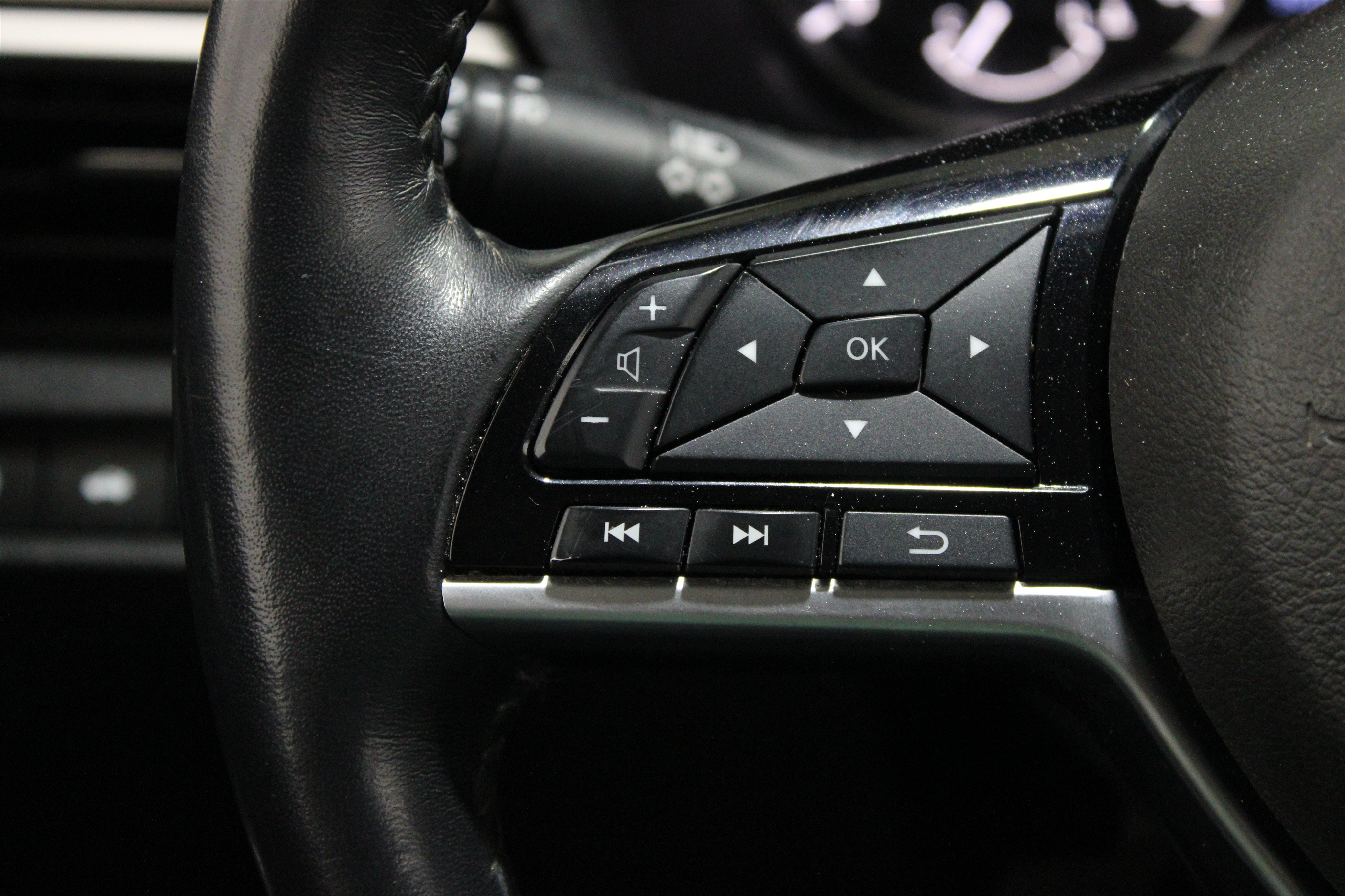 Used 2020 Super Black Nissan 2.5 SL image 8