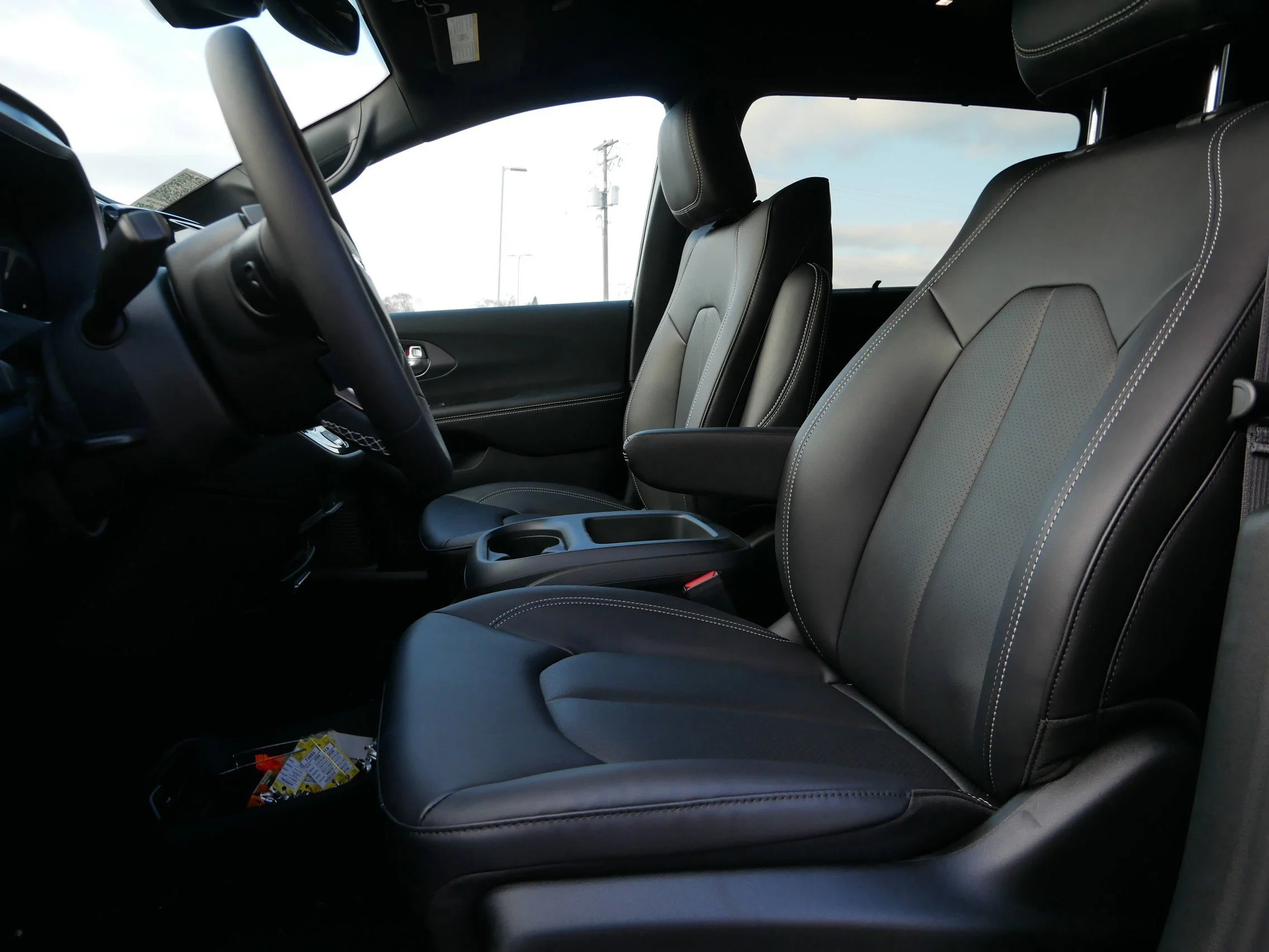 New 2026 Bright White Clear-Coat Exterior Paint Chrysler Select image 9