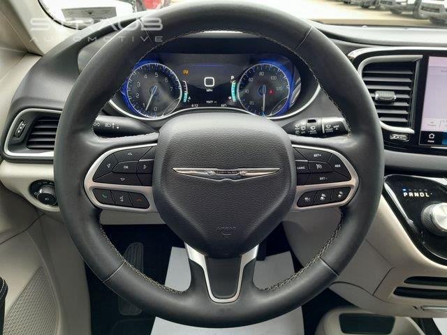 Used 2022 Brilliant Black Crystal Pearlcoat Chrysler Touring L image 13