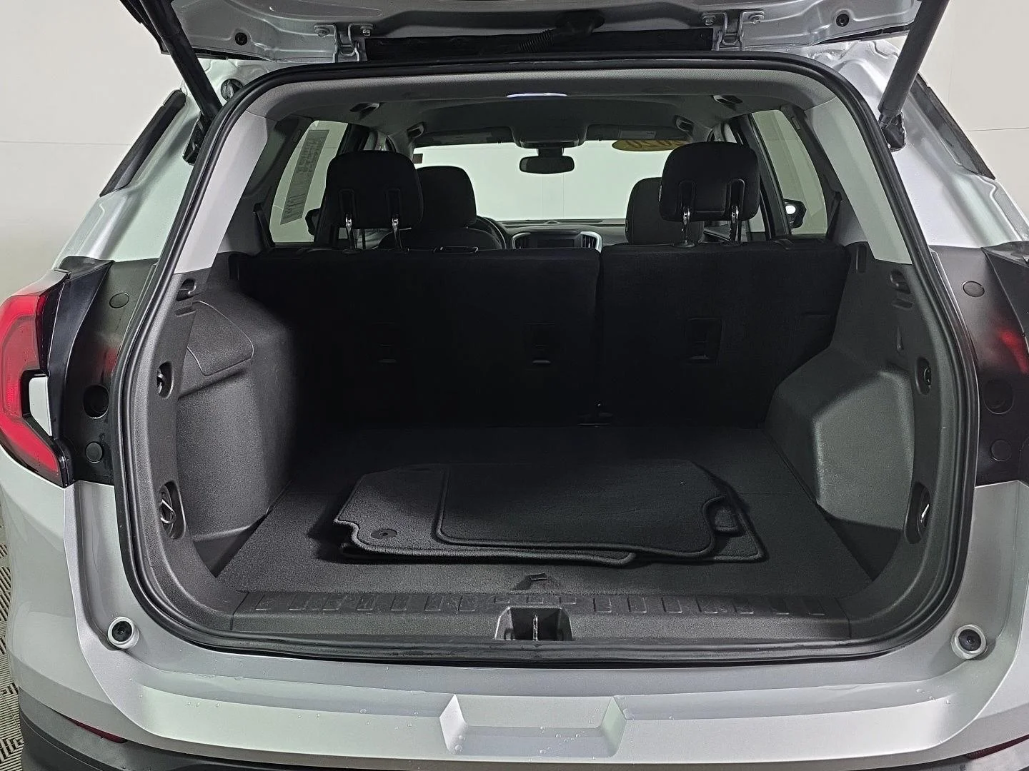 Used 2020 Quicksilver Metallic GMC SLE image 3