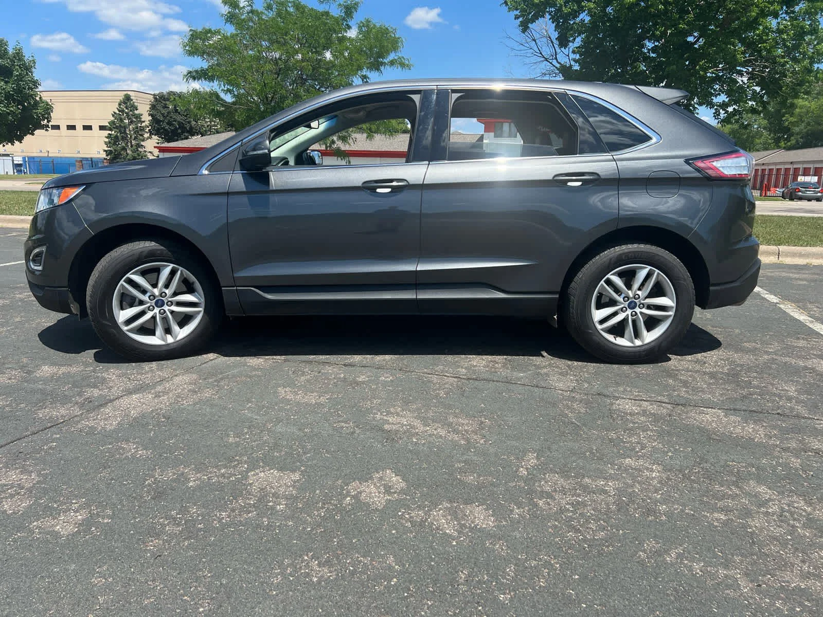 Used 2015 Magnetic Metallic Ford SEL image 4
