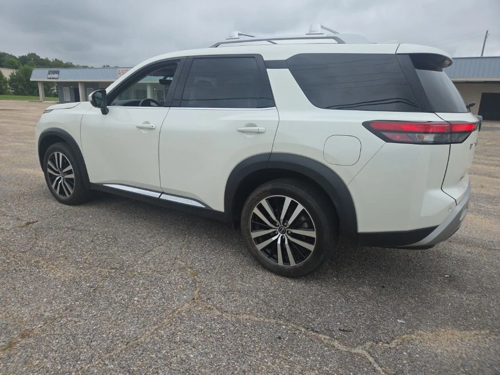Used 2023 White Nissan Platinum image 5