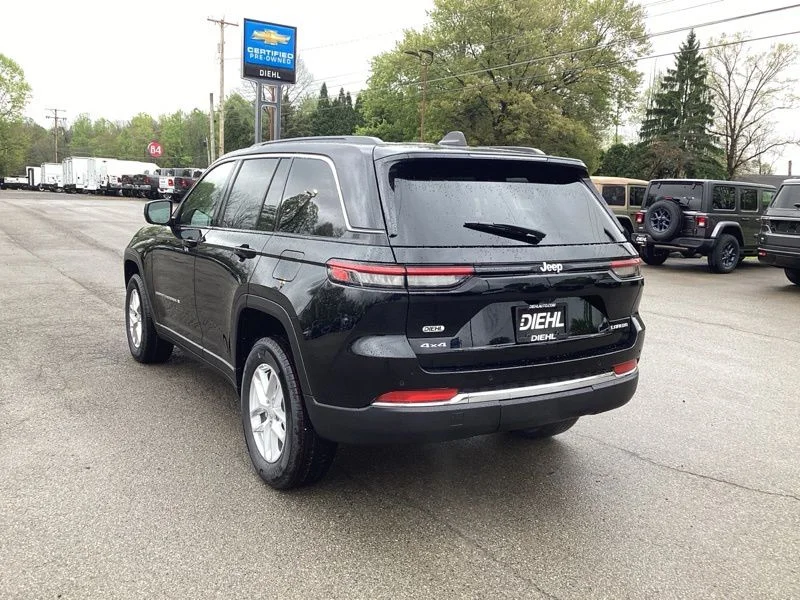 New 2026 Diamond Black Crystal Pearl-Coat Exterior Paint Jeep Laredo image 5