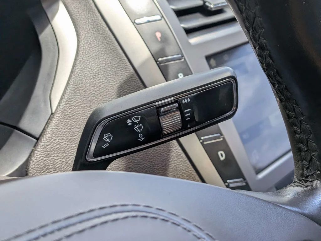 Used 2017 White Lincoln Premiere image 25