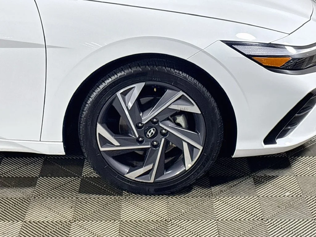 Used 2025 White Hyundai SEL Convenience image 24