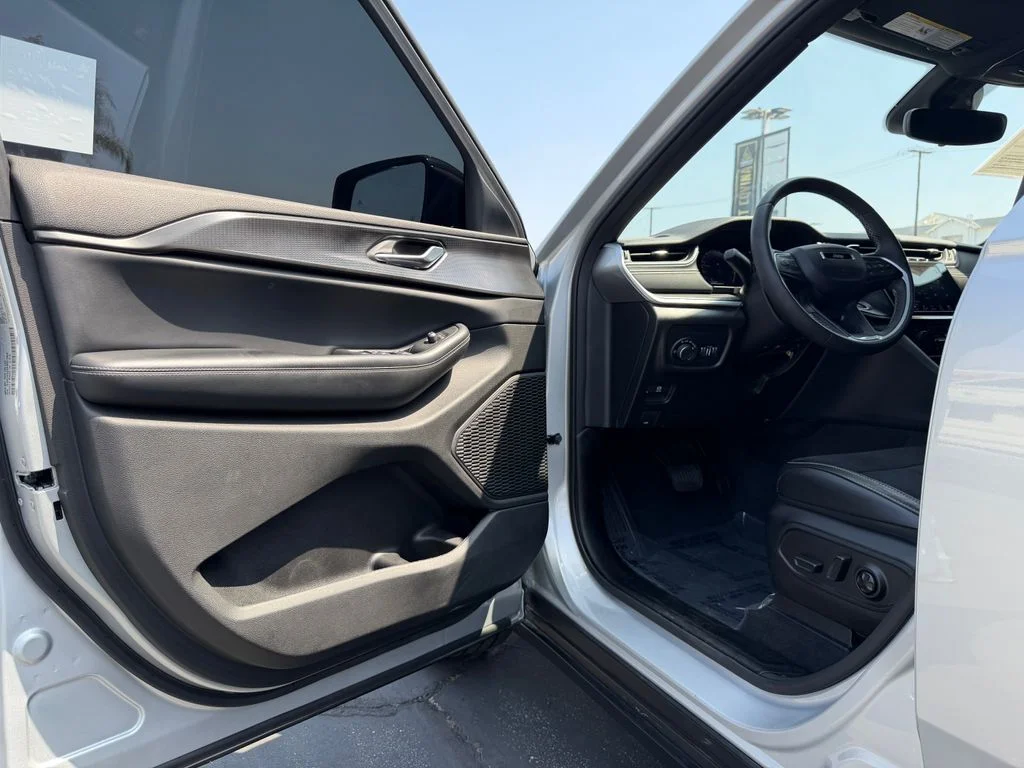 Used 2023 Silver Jeep Altitude image 12