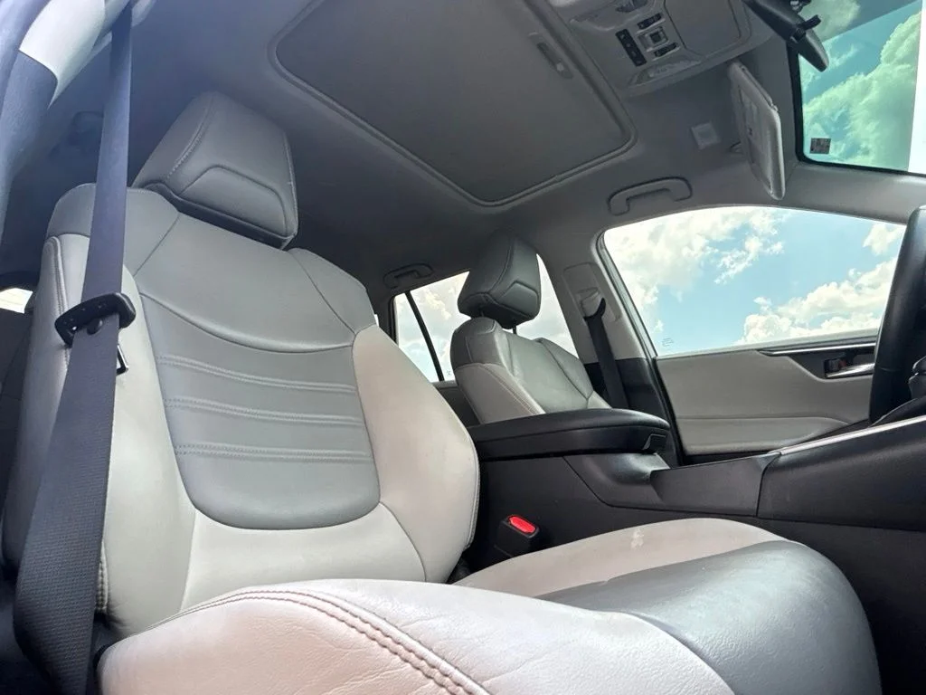 Used 2021  Toyota XLE Premium image 23