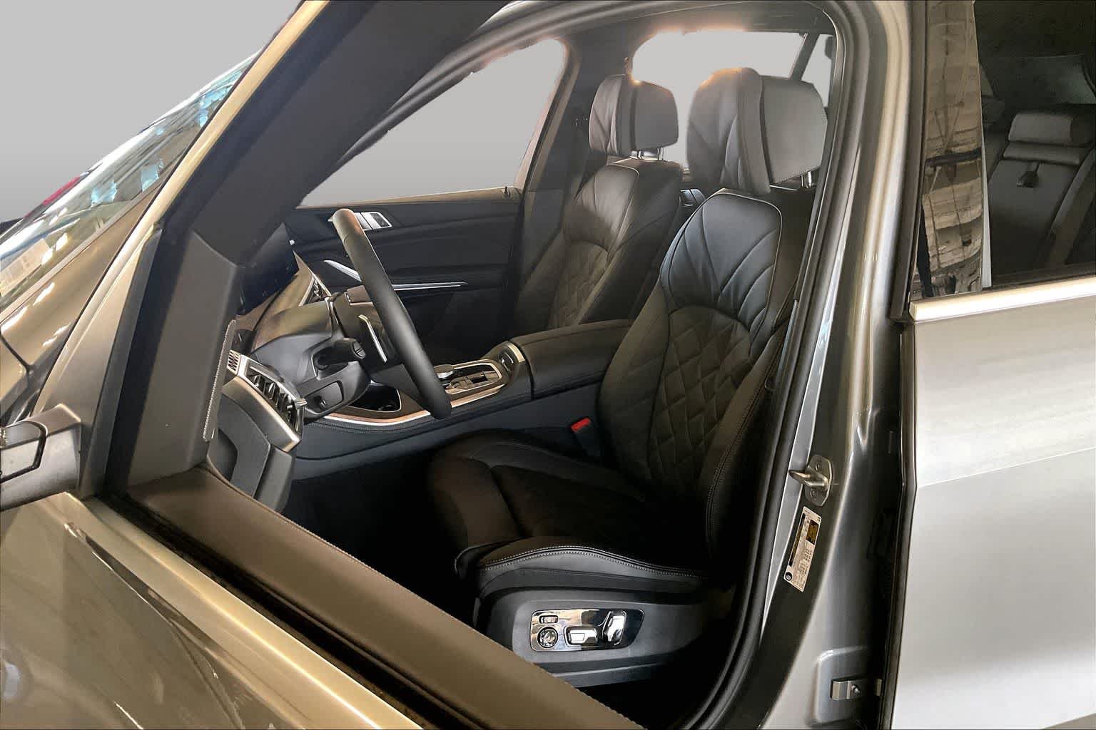 Used 2026 Skyscraper Grey Metallic BMW sDrive40i image 9