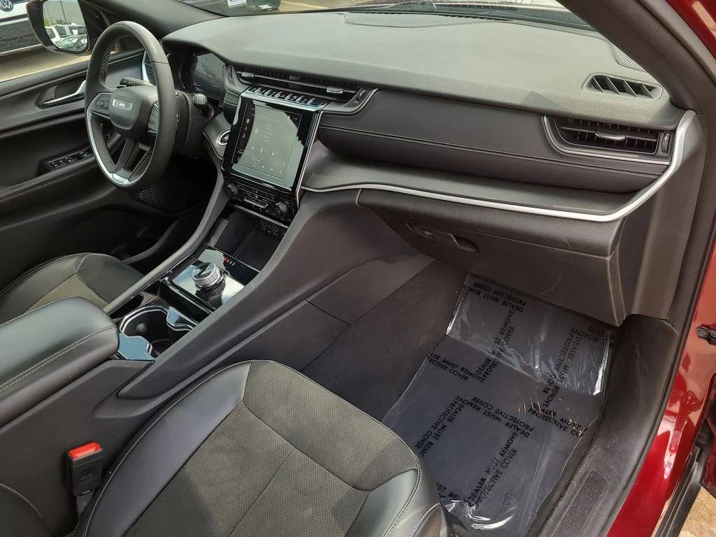 Used 2023 Red Jeep Altitude image 11