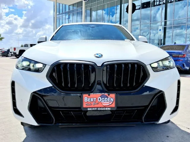 Used 2024 Gray BMW xDrive28i image 2