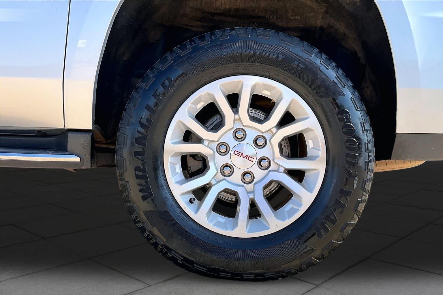 Used 2018 Quicksilver Metallic GMC SLT image 9