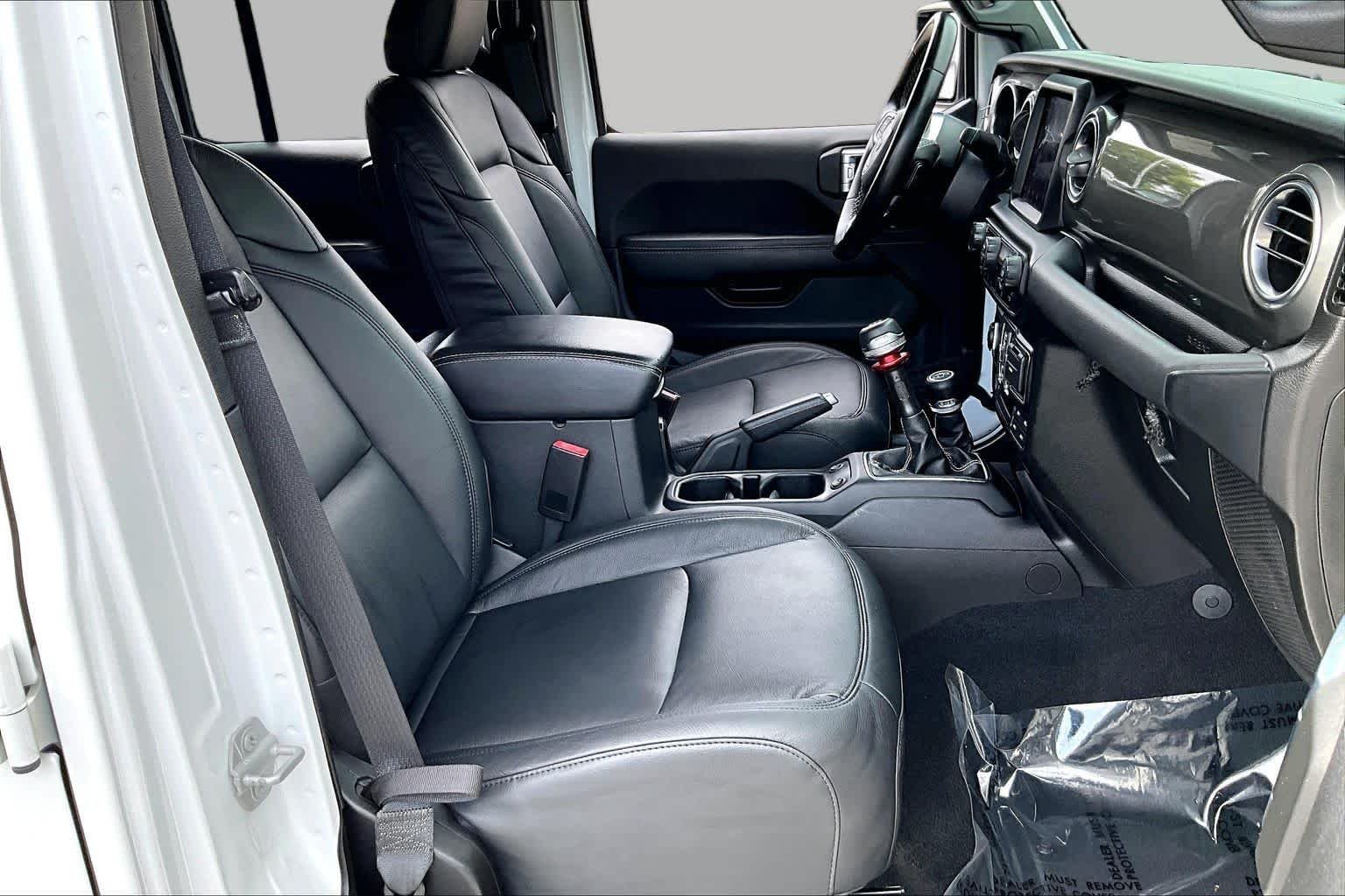 Used 2022 Bright White Clearcoat Jeep Unlimited Sahara image 9
