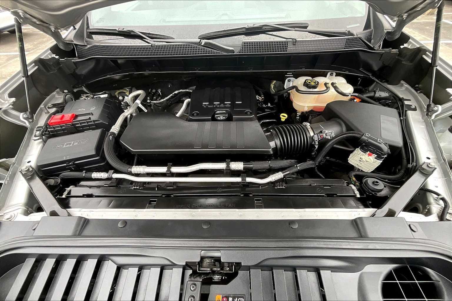 Used 2022 Silver Ice Metallic Chevrolet Custom image 31