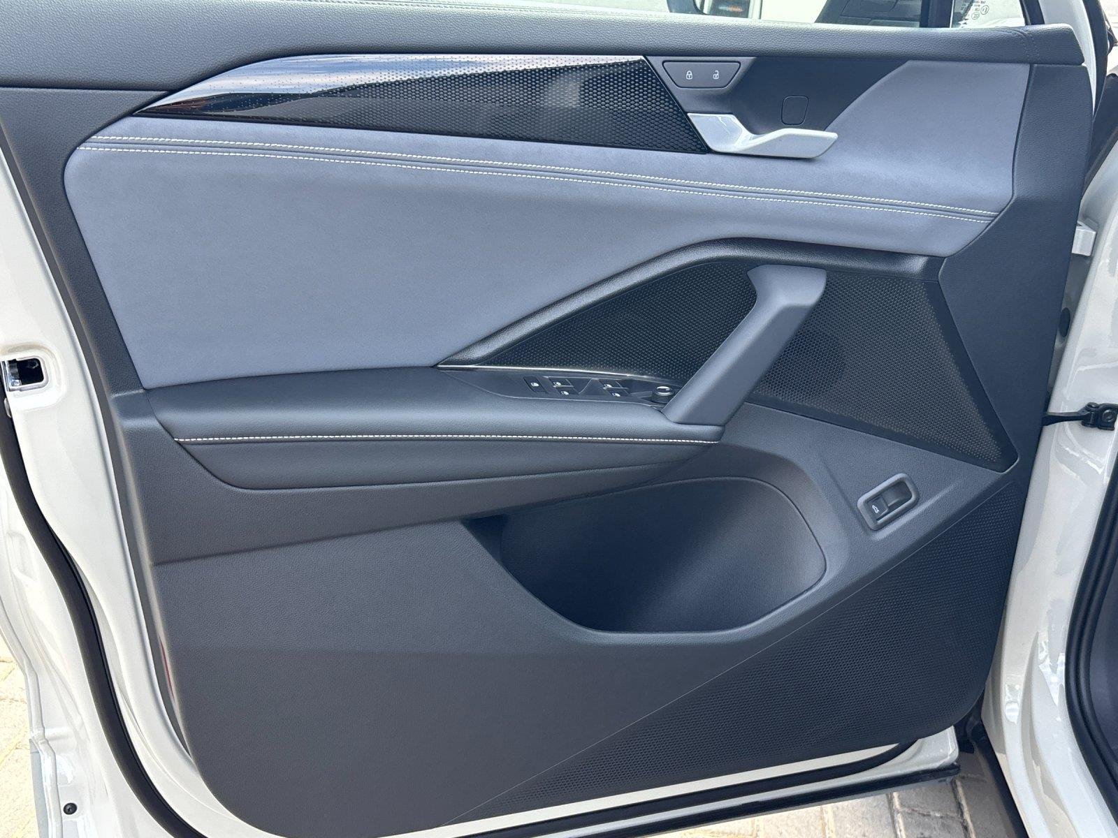New 2026 Sandstone w/Deep Black Roof Volkswagen SE R-Line Black image 13