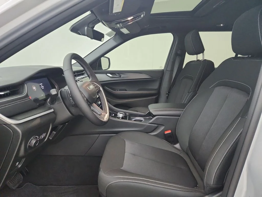 New 2026 Silver Zynith Exterior Paint Jeep Laredo X image 18