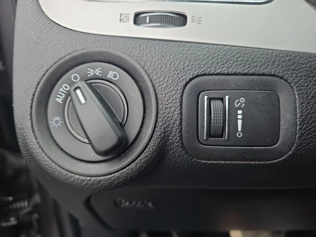 Used 2018 Gray Dodge SE image 27