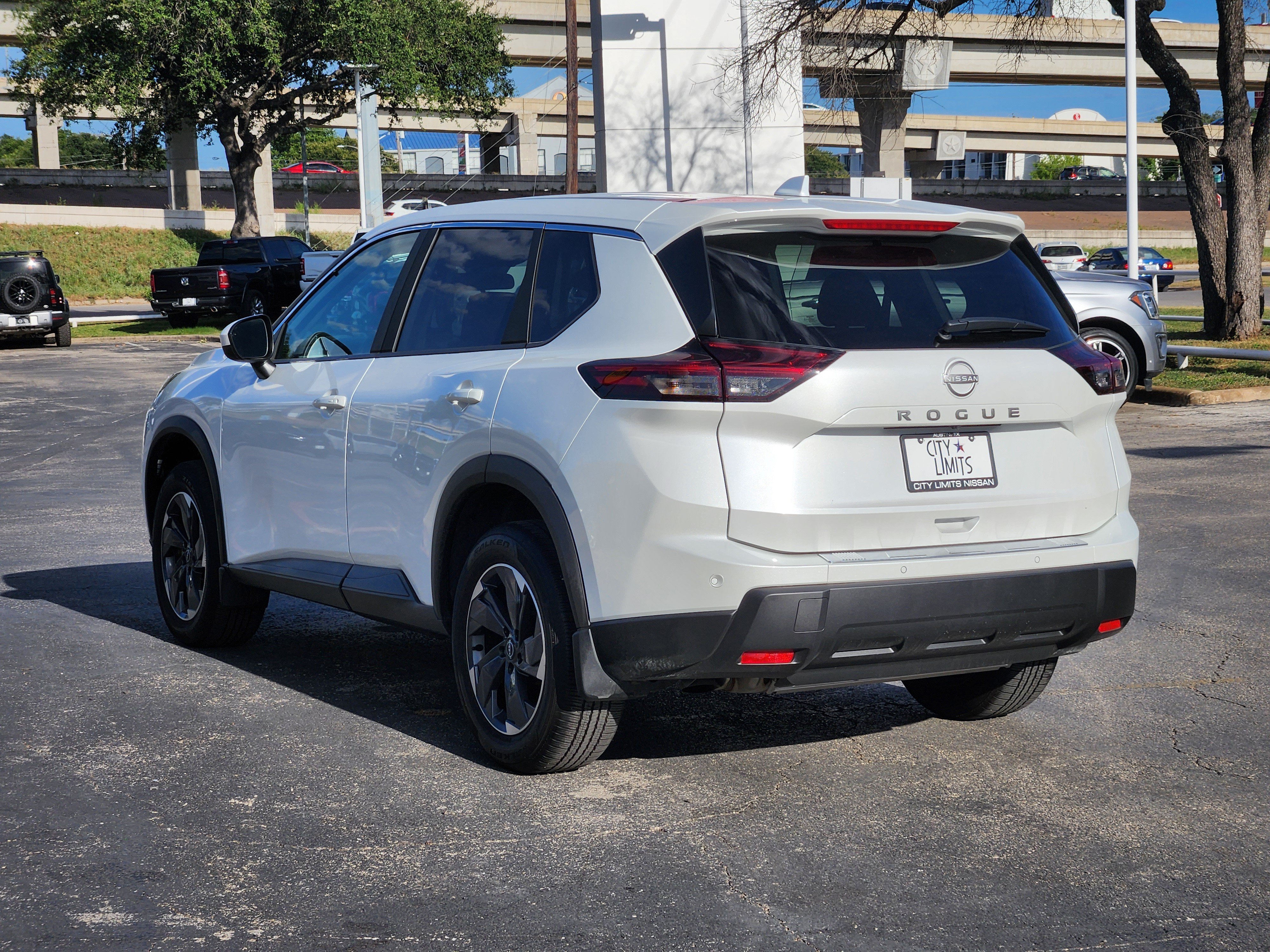 Used 2026 Everest White Pearl Tricoat Nissan SV image 5