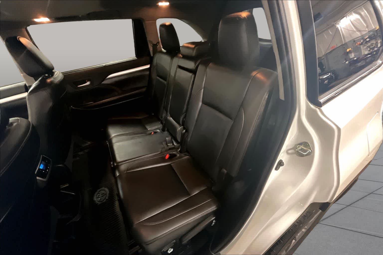 Used 2019 Blizzard Pearl Toyota XLE image 21