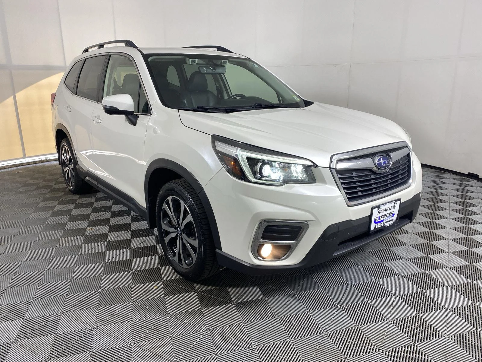 Used 2019 Crystal White Pearl Subaru Limited image 11