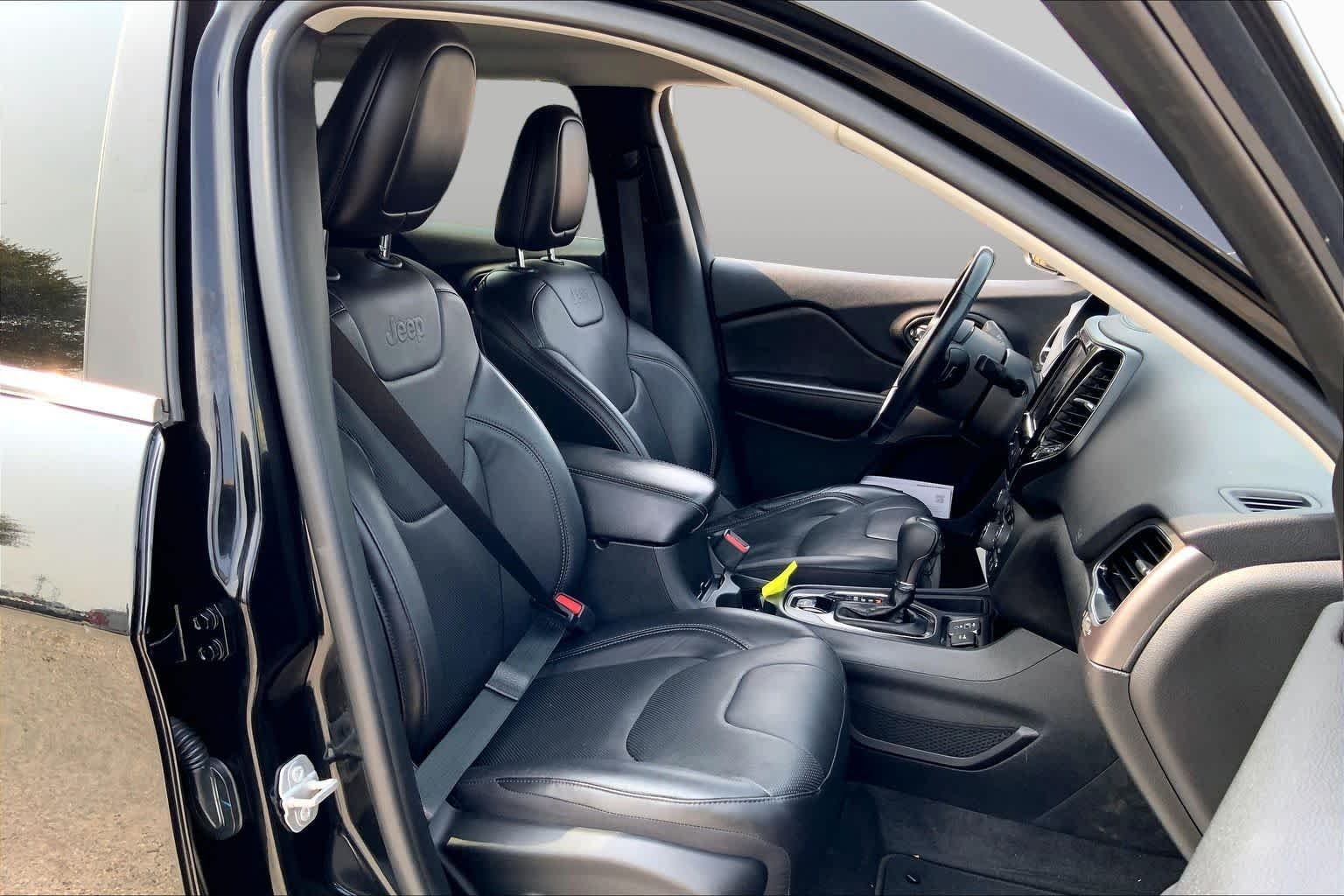 Used 2020 Diamond Black Crystal Pearlcoat Jeep Limited image 9
