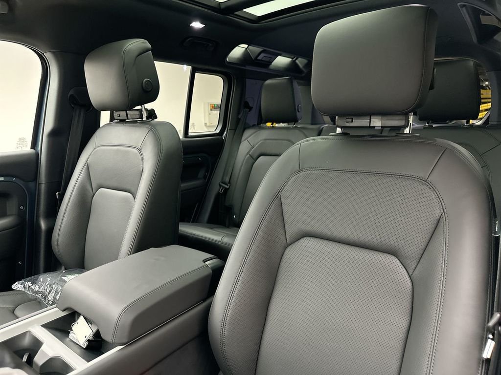 New 2026 Tasman Blue Metallic Land Rover X-Dynamic SE image 10