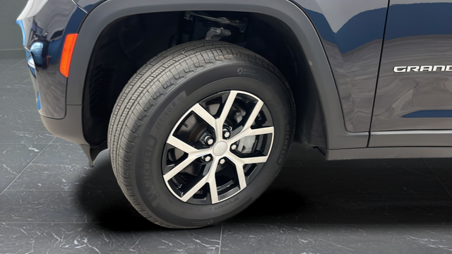 Used 2024 Midnight Sky Jeep Limited image 35