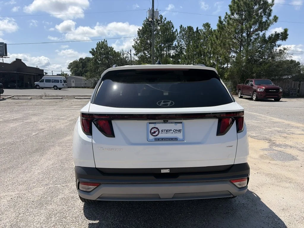 Used 2025 White Hyundai SEL image 5