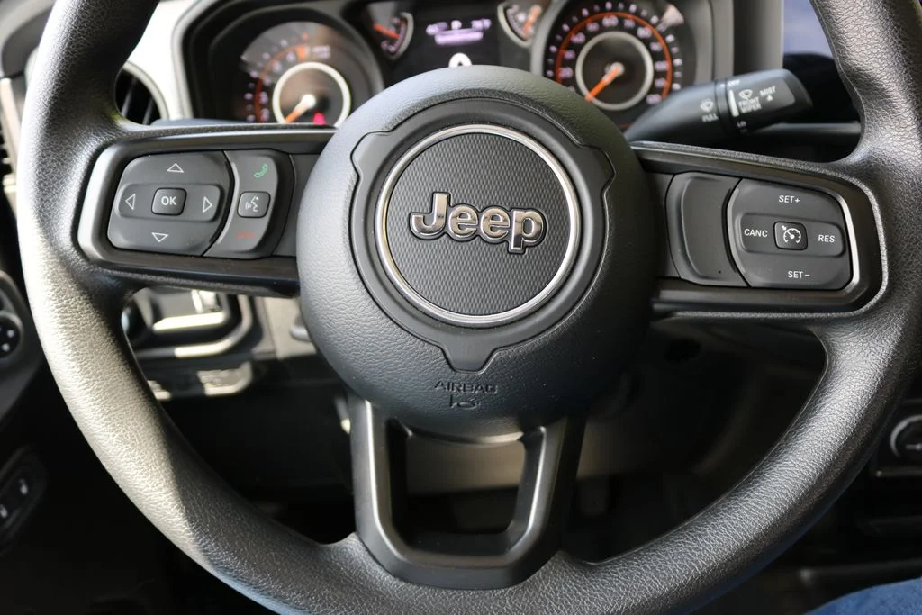 Used 2024  Jeep Sport image 20