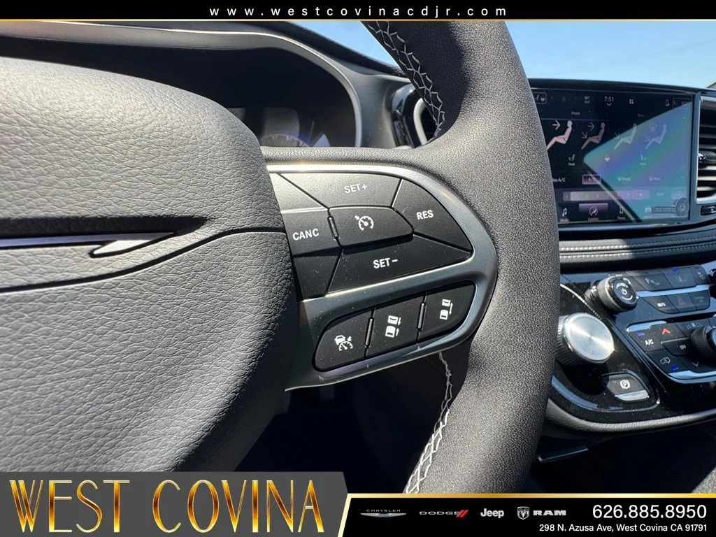 New 2027 Bright White Clear-Coat Exterior Paint Chrysler Select image 22