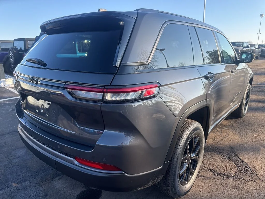 New 2026 Baltic Gray Metallic Clear-Coat Exterior Paint Jeep Altitude image 3