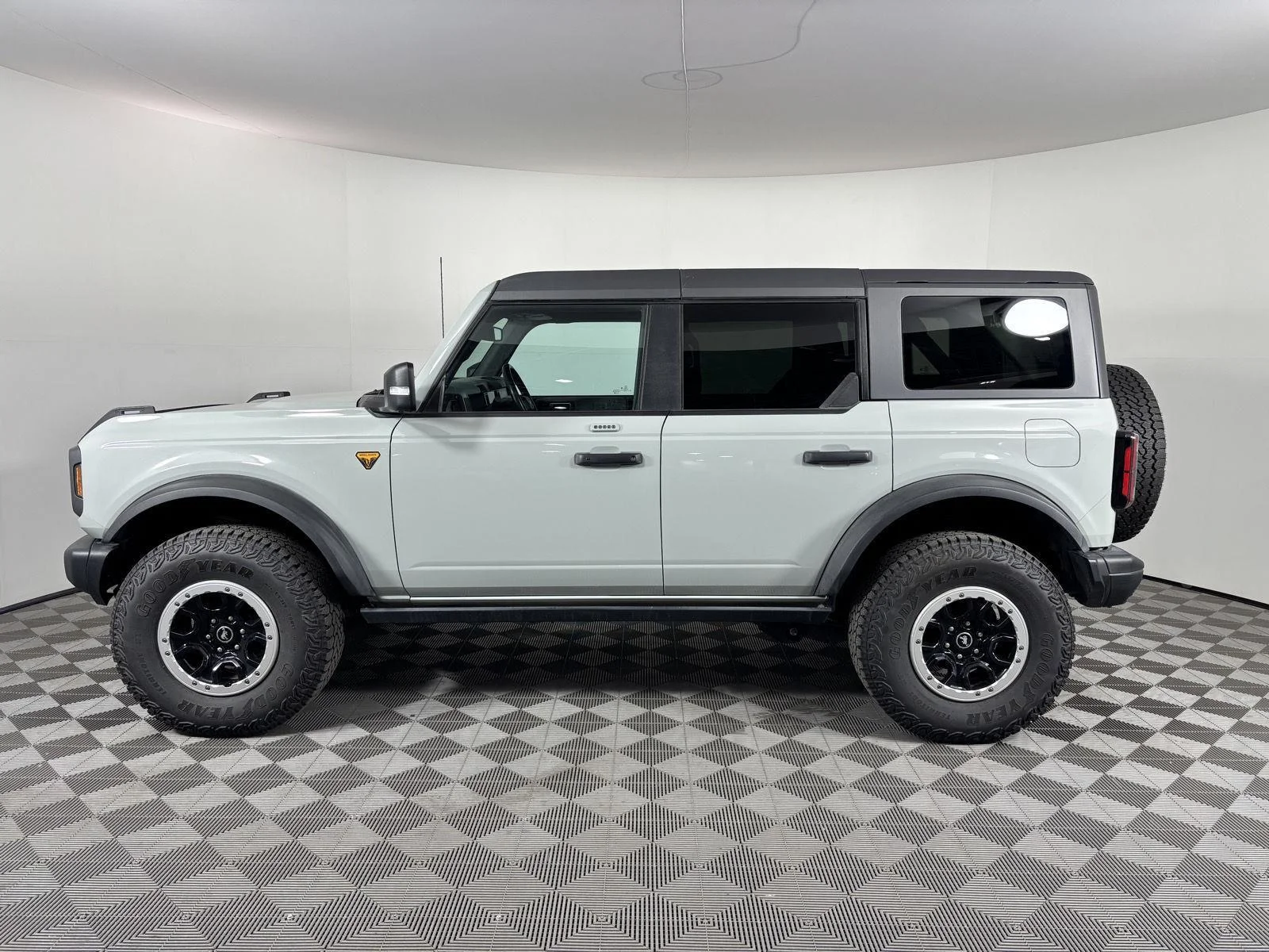 Used 2023 Cactus Gray Ford Badlands image 2