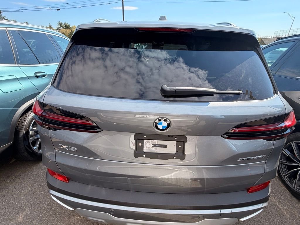 New 2026 Skyscraper Grey Metallic BMW xDrive40i image 3