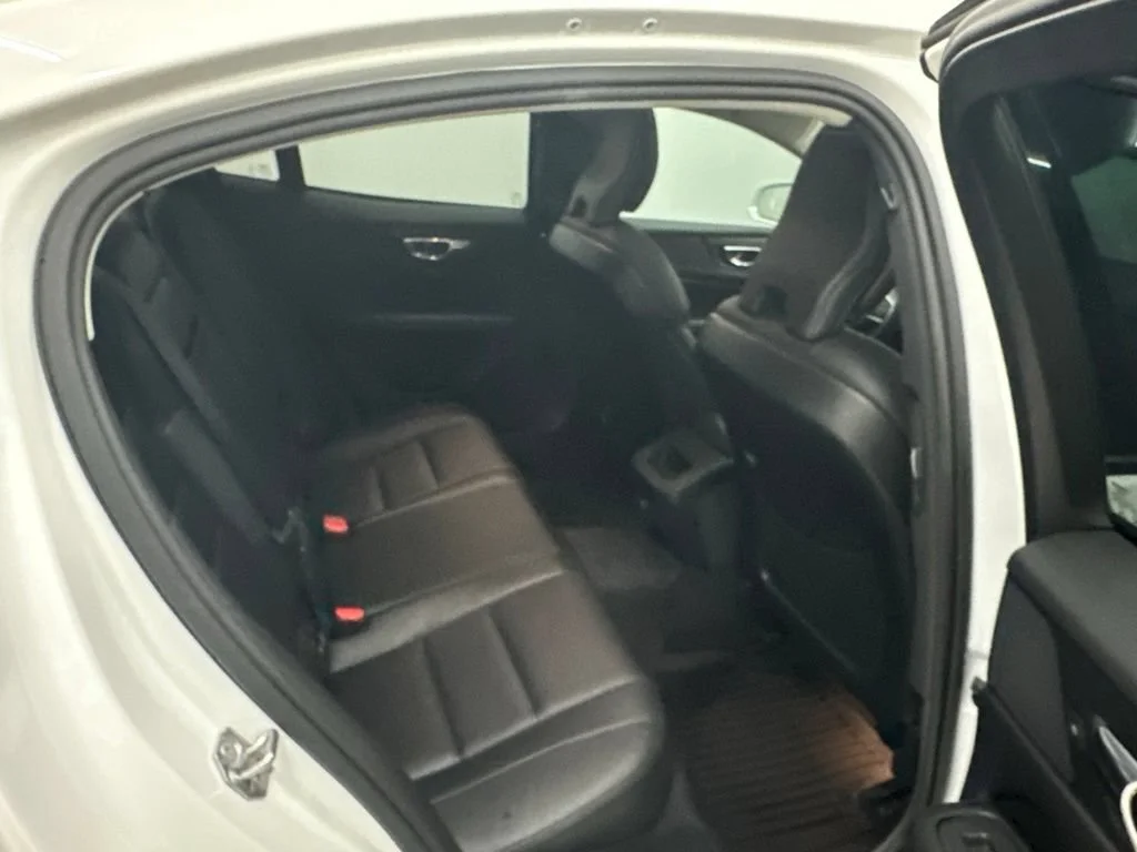 Used 2019 White Volvo T5 Momentum image 24