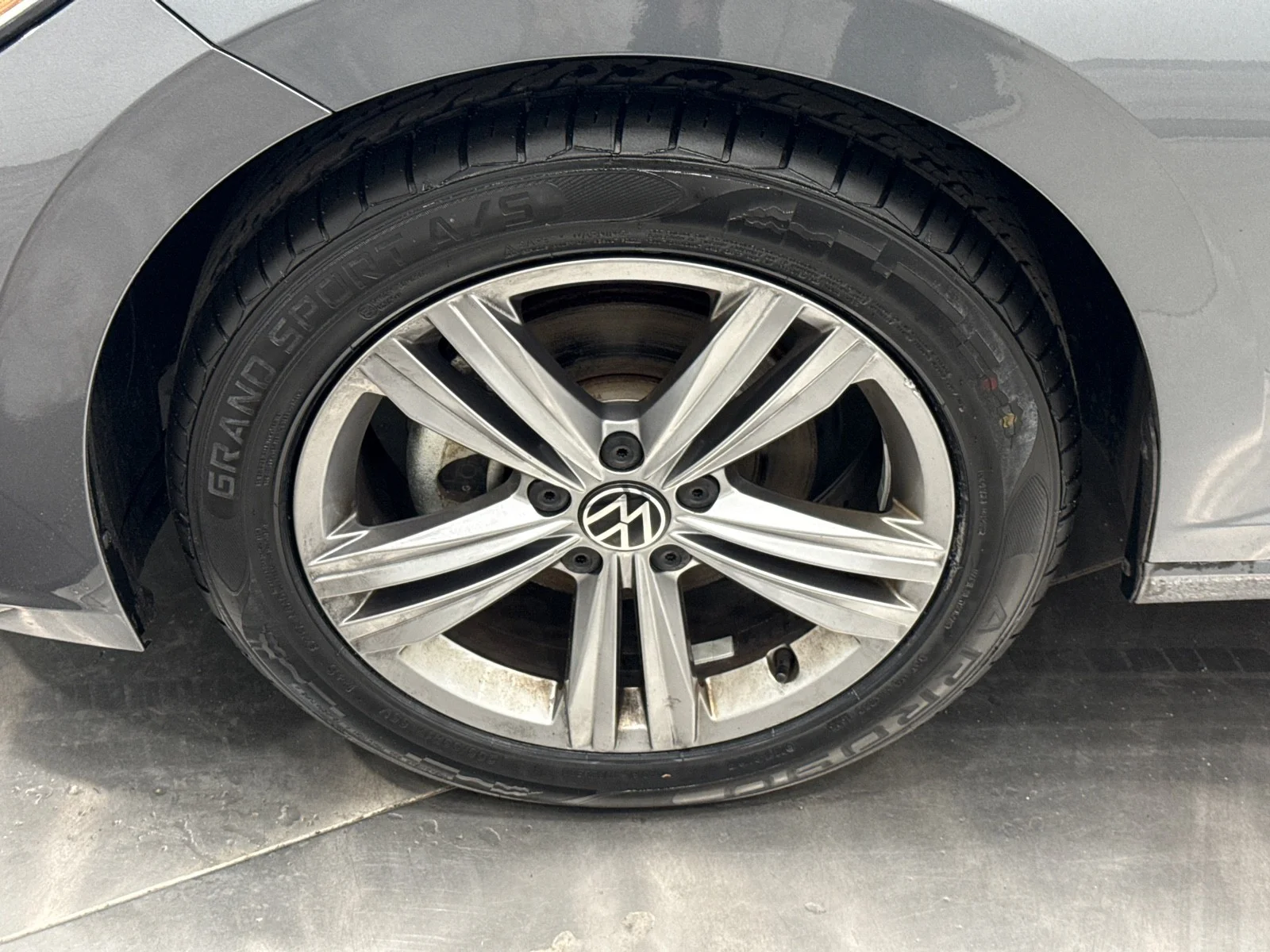 Used 2024 Platinum Gray Metallic Volkswagen SE image 49