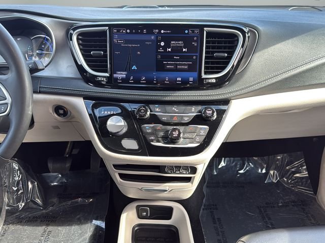 Used 2024 Black Chrysler Select image 14