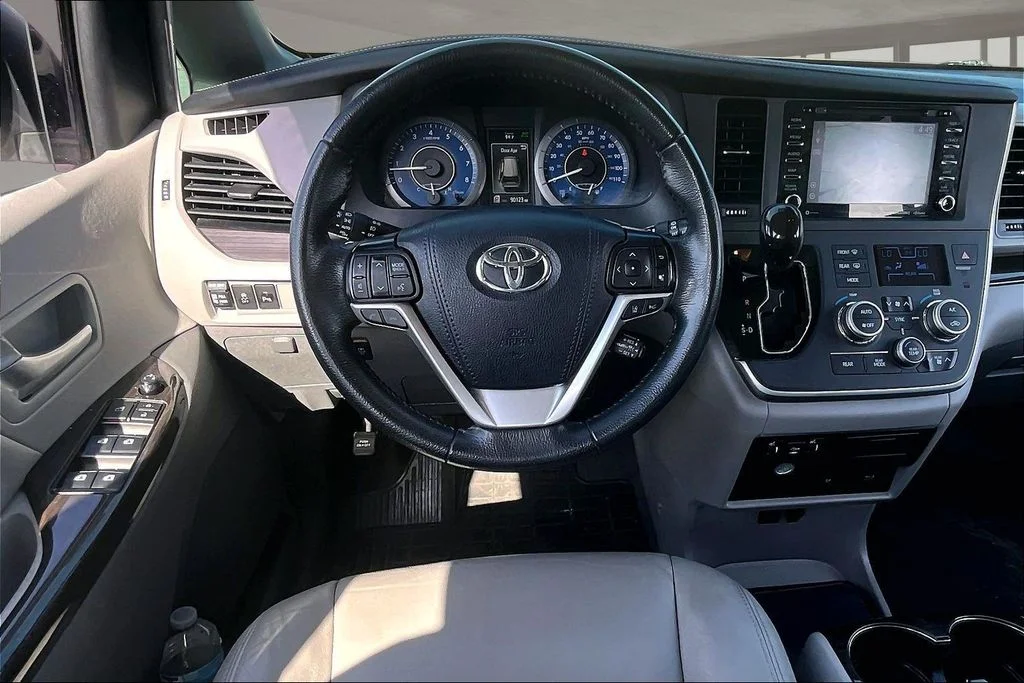 Used 2020 White Toyota XLE Premium image 8