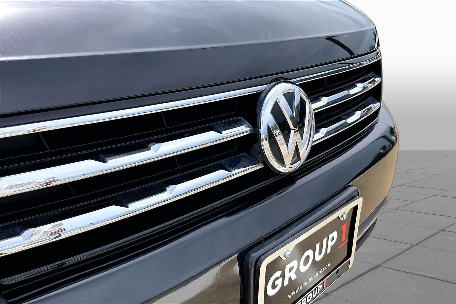 Used 2018 Deep Black Pearl Metallic Volkswagen S image 28