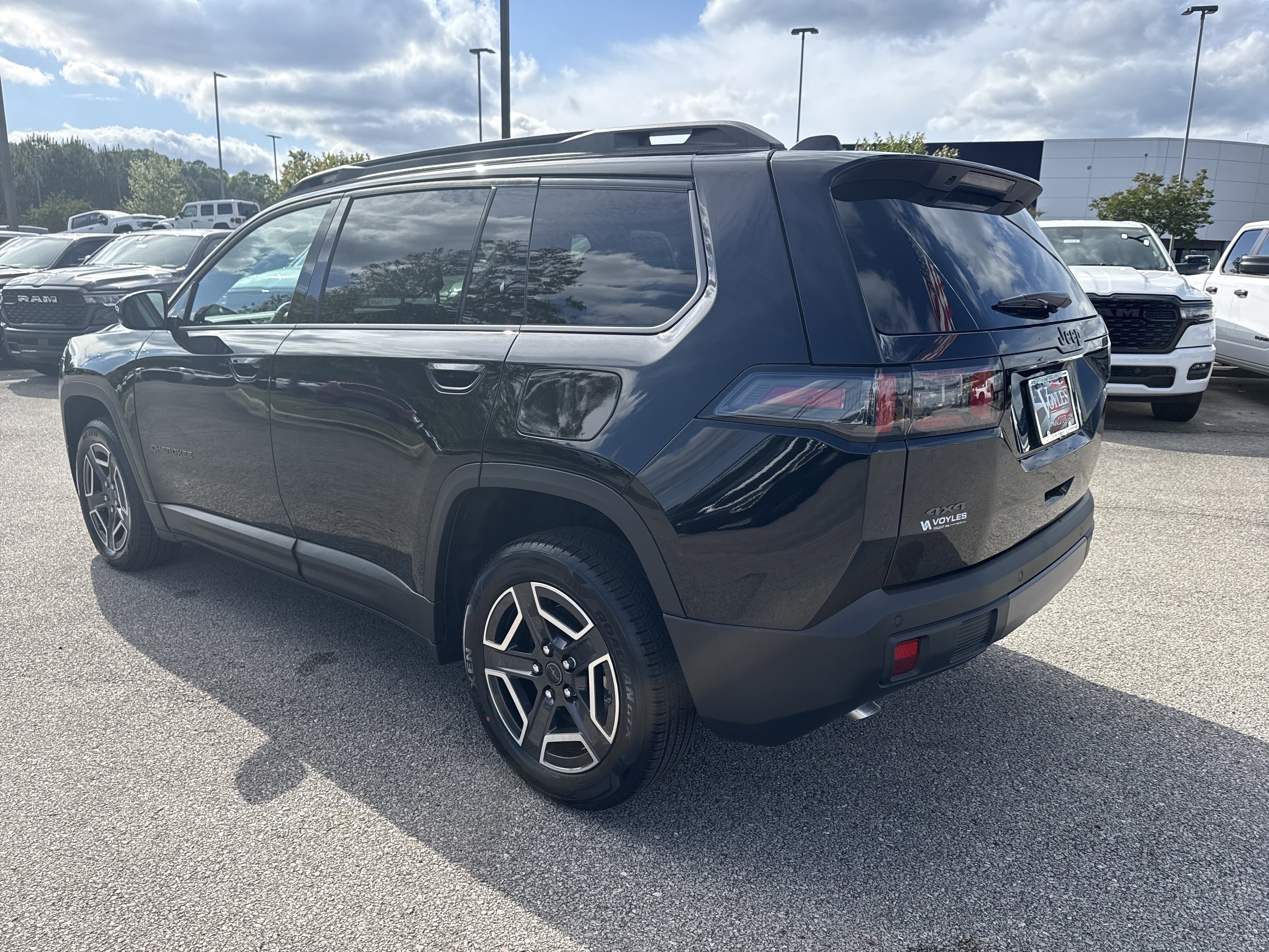 New 2026 Diamond Black Crystal Pearl-Coat Exterior Paint Jeep Limited image 5