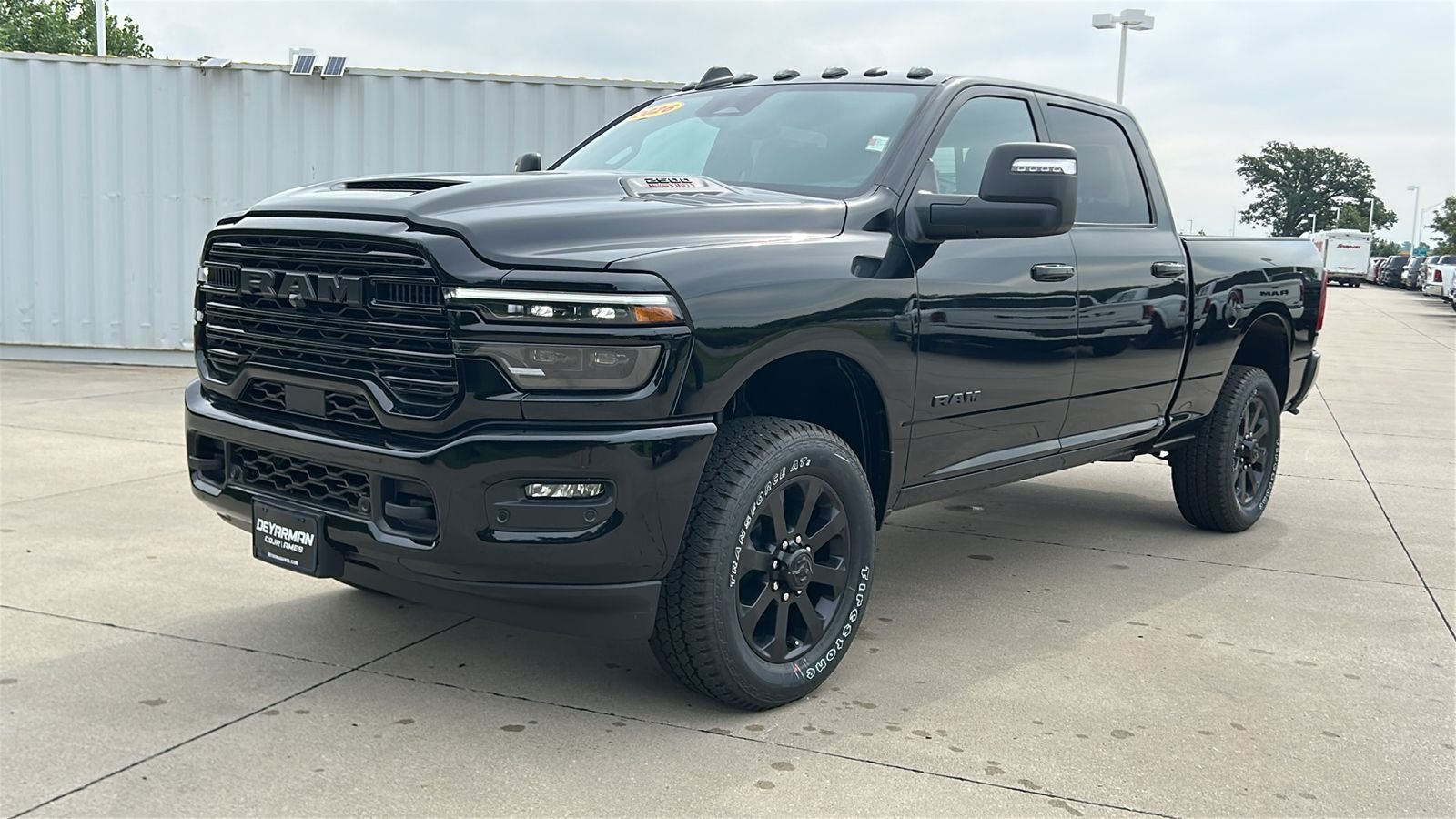 New 2026 Diamond Black Crystal Pearl-Coat Exterior Paint RAM Laramie image 8