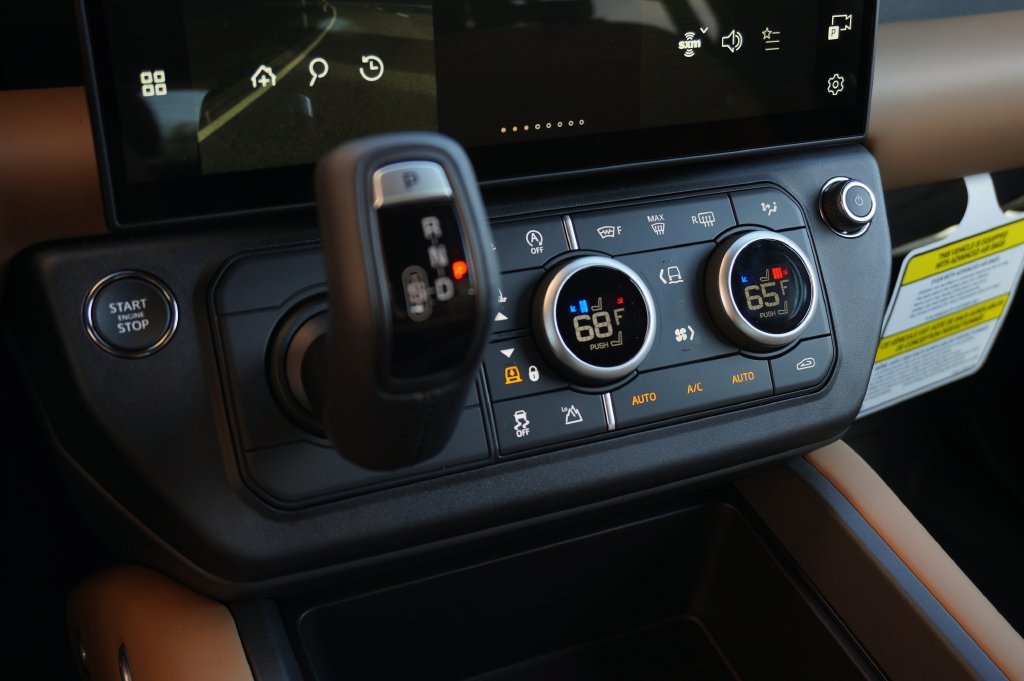 New 2026 Santorini Black Land Rover X-Dynamic SE image 25