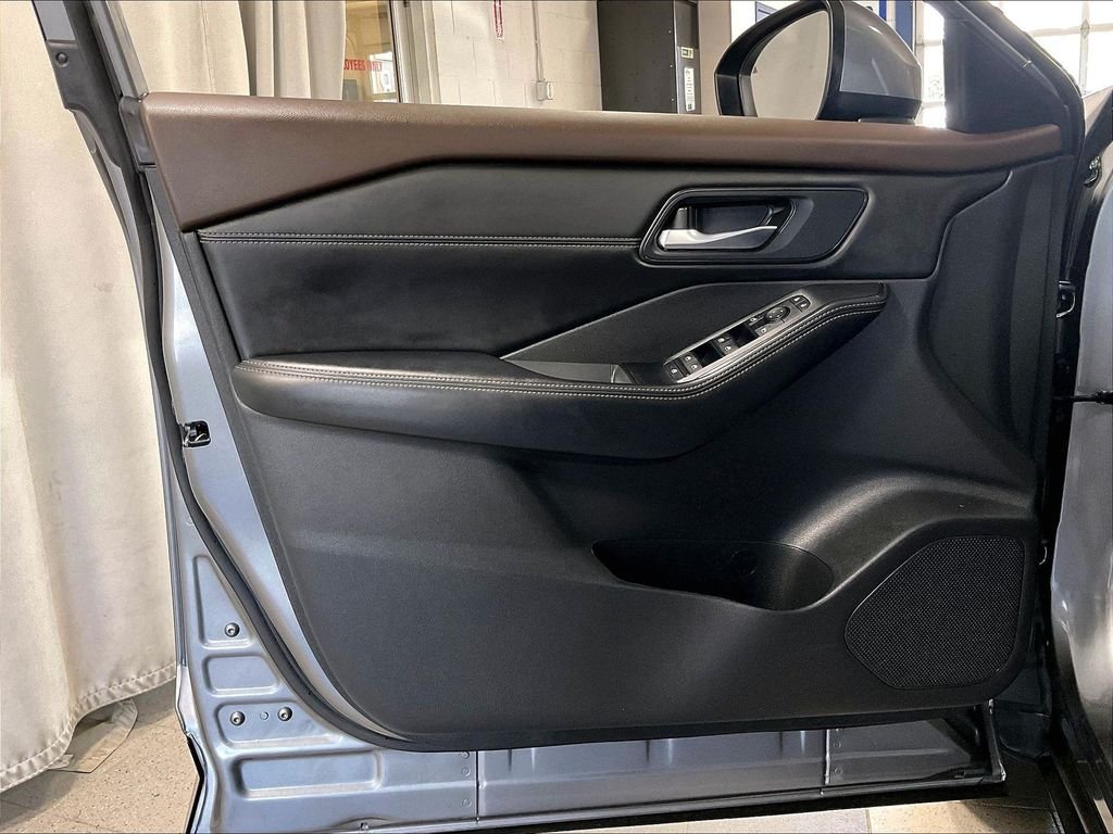 Used 2023 Gray Nissan SV image 9