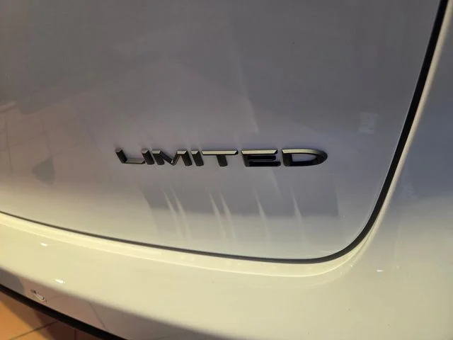 New 2027 Bright White Clear-Coat Exterior Paint Chrysler Limited image 14