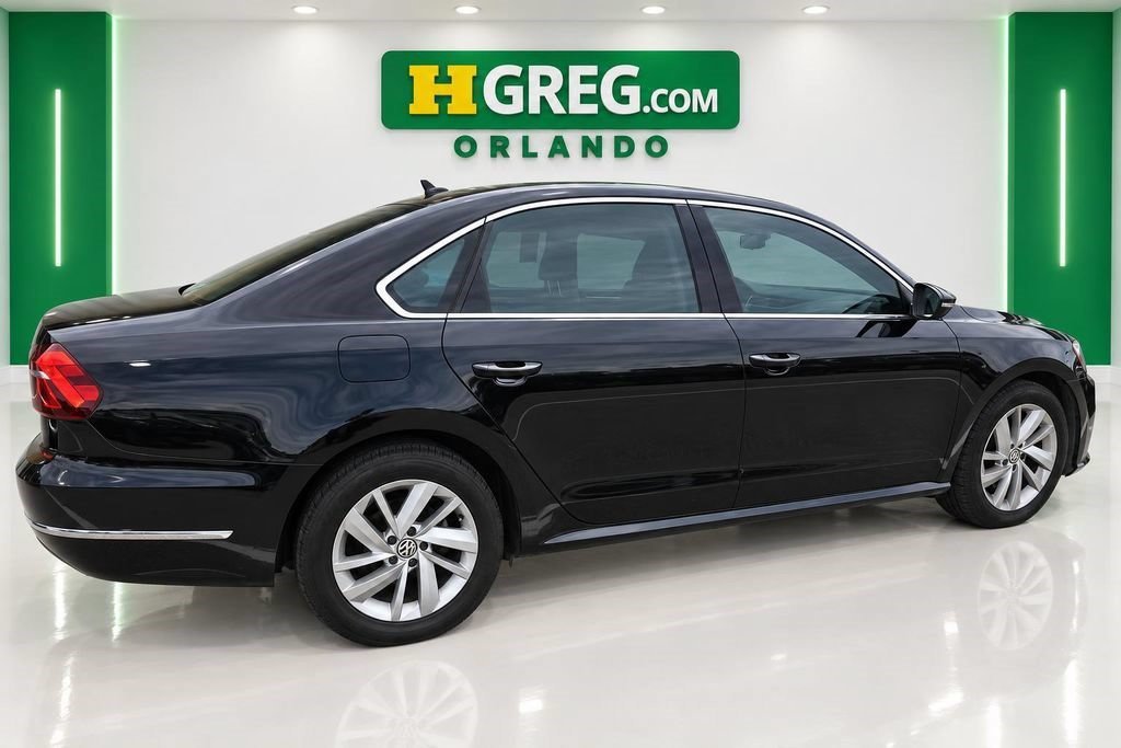 Used 2018 Deep Black Pearl Metallic Volkswagen 2.0T SE image 4