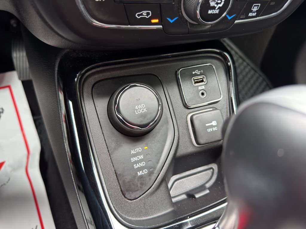 Used 2019 Granite Crystal Met Jeep Altitude image 24