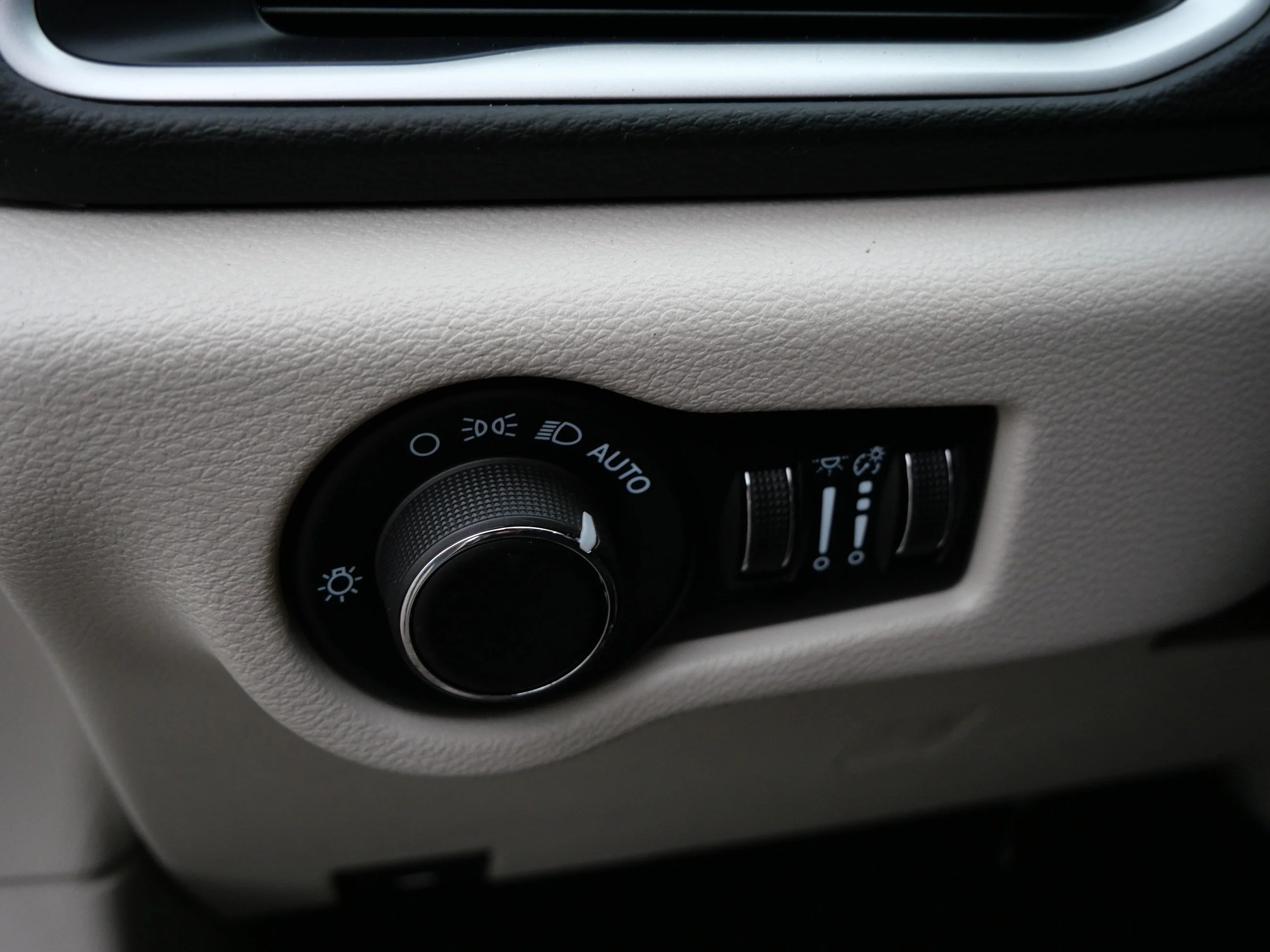 Used 2024 Brilliant Black Crystal Pearlcoat Chrysler LX image 23