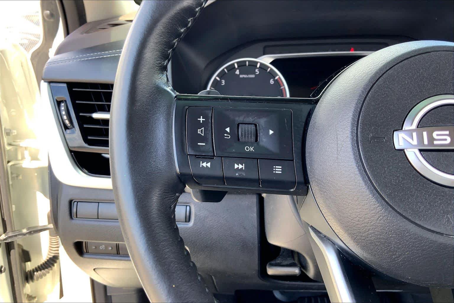 Used 2022 Pearl White Tricoat Nissan SL image 23